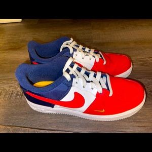 Nike Air Force 1 Low Independence Day (2017), 6.5 in mens, 8 in womens.